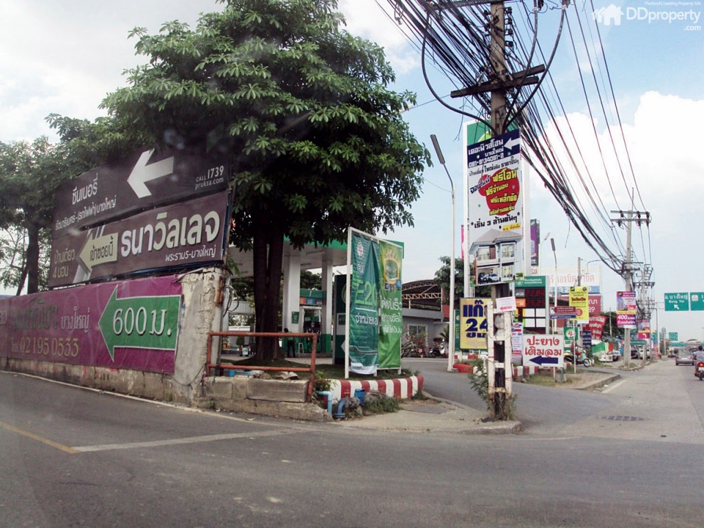 เลี้ยวซ้ายเข้าซอยจะมีป้ายโครงการบอกทางอีกครั้งหนึ่ง ให้ขับตรงไปเรื่อยๆ 