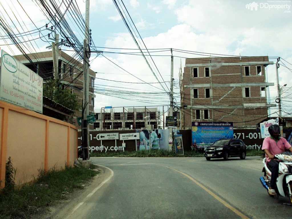 เจอสามแยกใหญ่ให้เลี้ยวซ้าย ขับตามทางไปเรื่อยๆ ประมาณ 3-4 กม. จะเจอทางให้เลี้ยวซ้าย