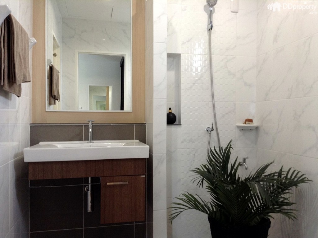 ห้องน้ำใช้ร่วมกันทั้งหมด กั้นแบ่งส่วนเปียกแห้งด้วยธรณีกั้นประมาณ 10 ซม. 