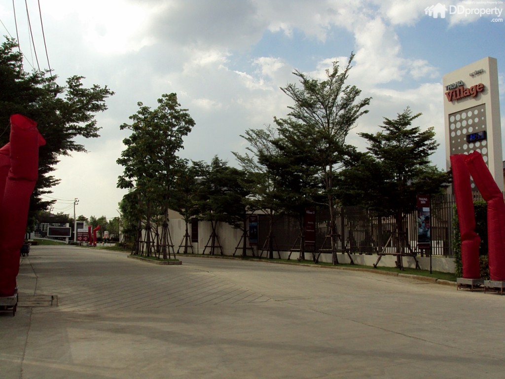 ทางเข้าด้านหน้าโครงการ ทั้งโครงการธนาวิลเลจ และธนาวิลเลจ 2 ใช้ร่วมกัน