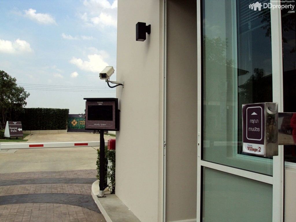 บริเวณป้อมยาม มีกล้อง CCTV ฝั่งละ 1 ตัว พร้อมไม้กระดกอัตโนมัติกั้นทางเข้า 