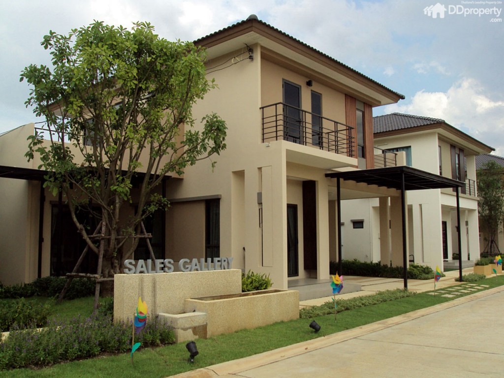 สำนักงานขายอยู่ด้านหน้าโครงการติดกับสวนสาธารณะหันหน้าออกทางทิศเหนือ 