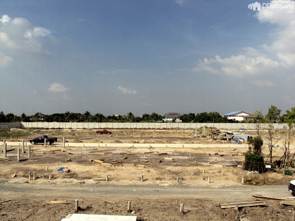 พื้นที่ก่อสร้างด้านหลัง 