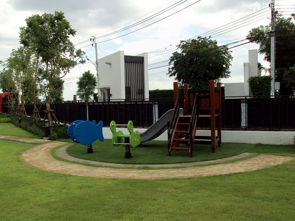 สวนสาธารณะอยู่ด้านหน้าโครงการ มีเครื่องเล่นให้เด็กๆ ได้เล่นด้วย