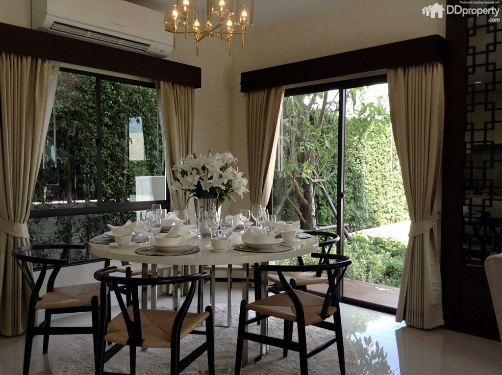 ส่วนรับประทานอาหารเป็นโต๊ะกลมสไตล์จีน ตั้งไว้บริเวณประตูบานเลื่อนที่สามารถเปิดออกไปยังเฉลียงข้างบ้านได้