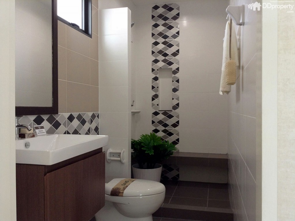 ห้องน้ำชั้นล่างกั้นแบ่งส่วนแห้งและเปียกด้วยธรณีสูงประมาณ 10 ซม. สุขภัณฑ์ยี่ห้อ Star