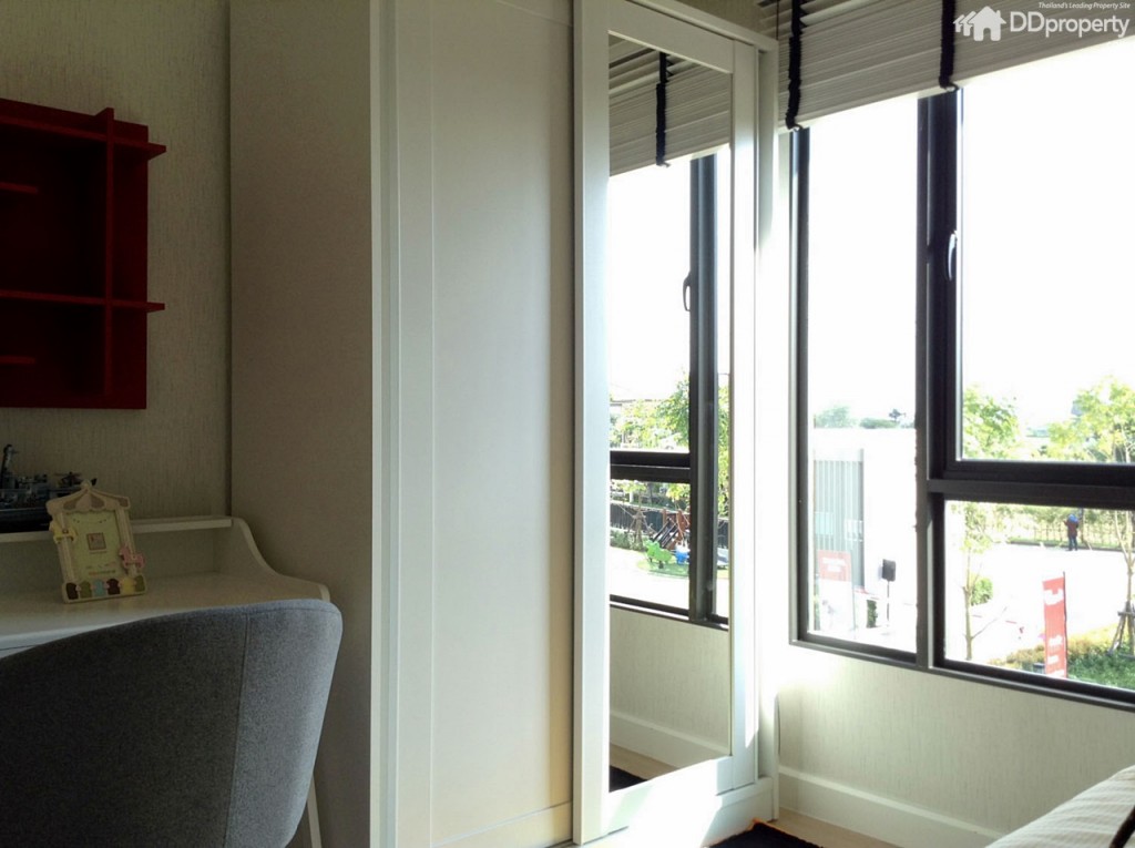 ห้องนอน 3 อยู่ติดกับพื้นที่อเนกประสงค์ ตกแต่งไว้เป็นห้องลูกชาย ดีไซน์ให้สามารถรับวิวหน้าบ้านได้ด้วยหน้าต่างบานกว้าง 