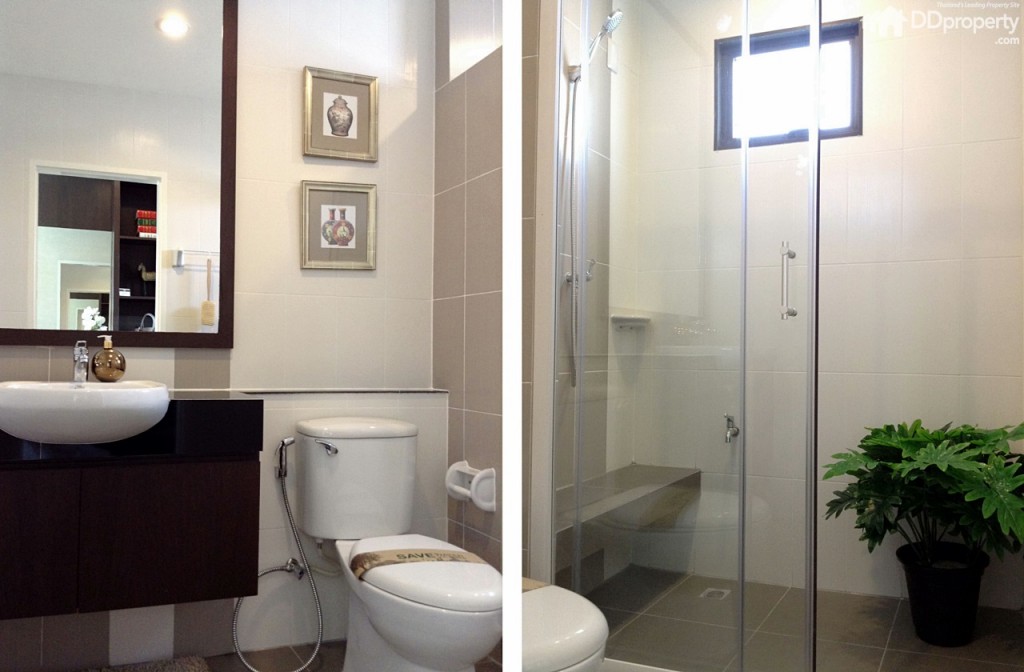 ห้องน้ำในตัว อยู่ติดกับ Walk-in Closet แยกส่วนเปียกแห้งพร้อมกระจกกั้นอาบน้ำ และที่นั่งอาบน้ำให้