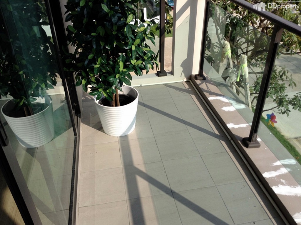 ระเบียงผนังกระจกนิรภัยขนาดใหญ่ สามารถเปิดยืนรับลมได้สบาย