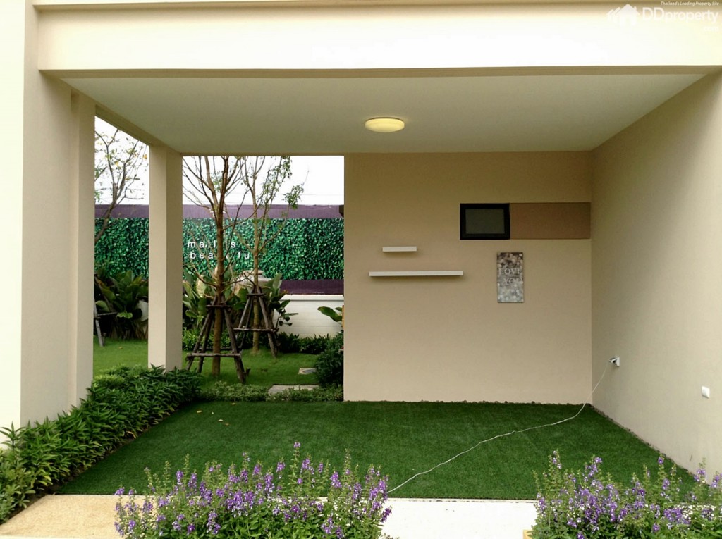 พื้นที่จอดรถ จอดได้ 2 คัน มีไฟซาลาเปาให้ ทางโครงการแต่งด้วยหญ้าเทียบไว้เป็นไอเดีย