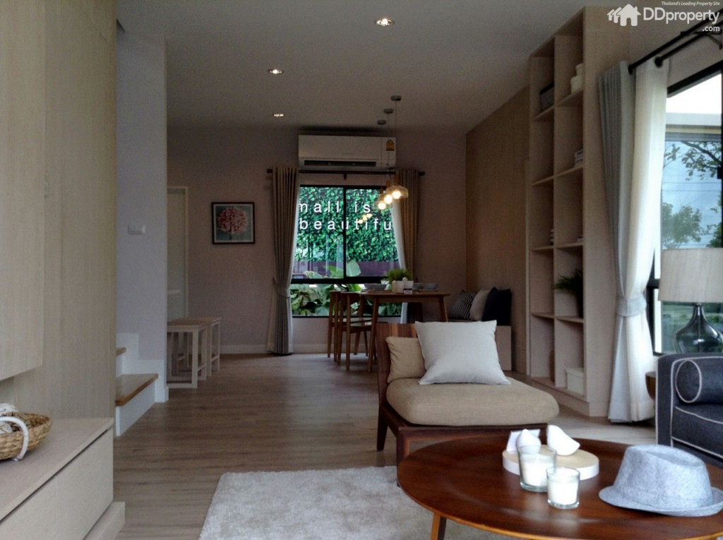 เข้ามาดูในบ้านชั้นล่าง จัดแบ่งไว้เป็นส่วนของมุมรับแขก เป็นพื้นที่เปิดโล่ง ยาวไปจนถึงโต๊ะรับประทานอาหารตกแต่งด้วยเฟอร์นิเจอร์น้อยชิ้น 