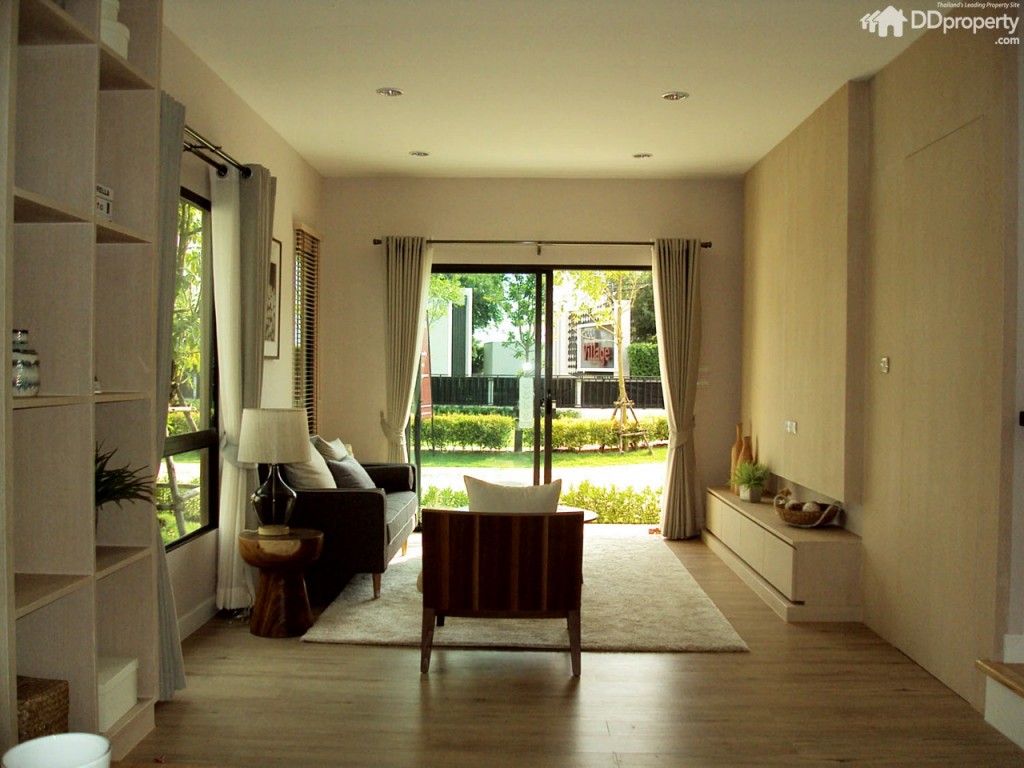 มองย้อนจากด้านในไปด้านนอก พื้นที่ตรงกลางทางเดินกว้างพอที่จะปรับแต่งเป็น มุมสังสรรค์ของครอบครัวได้