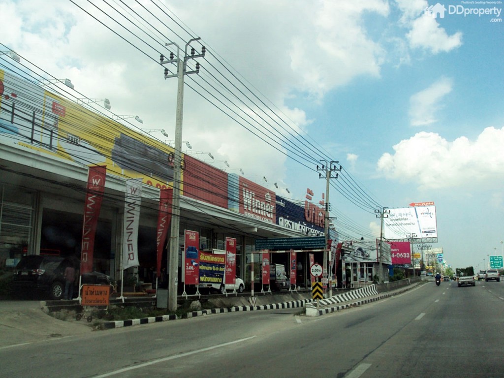 จากถนนกาญจนาภิเษกก่อนถึงซอยแก้วอินทร์ สังเกตร้านเฟอร์นิเจอร์ใหญ่ “บิ๊กเสี่ย” ขับชิดซ้ายไปเรื่อยๆ 