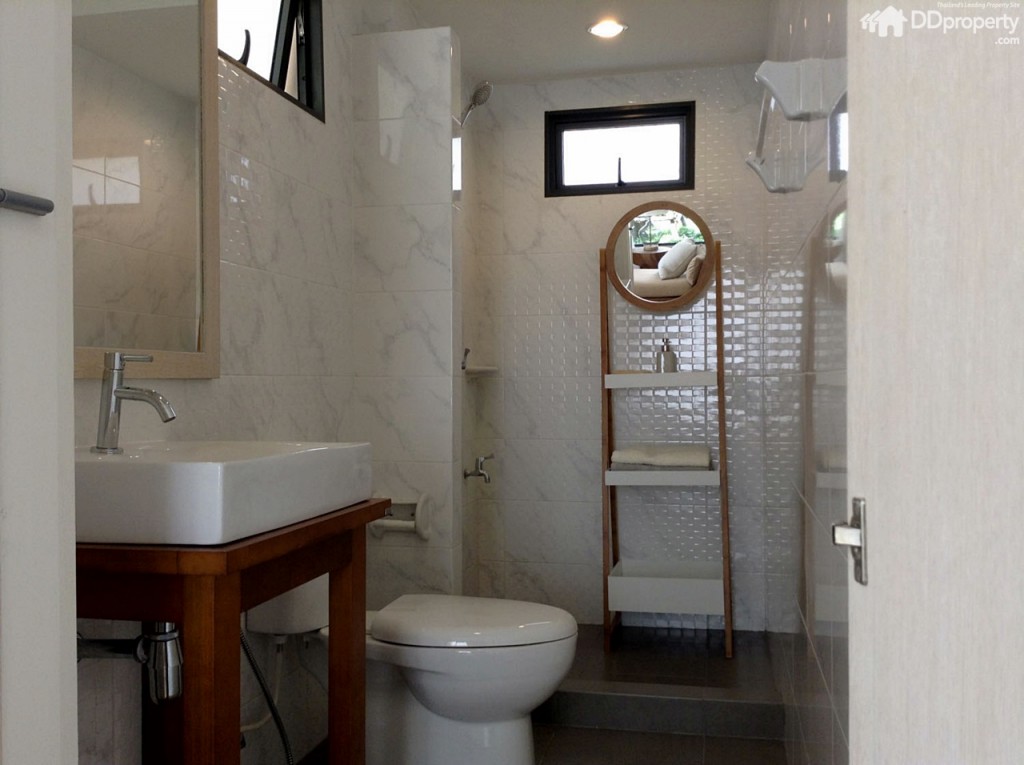 เมื่อเปิดประตู ด้านในเป็นห้องน้ำตกแต่งด้วยกระเบื้องสีขาว แต่งด้วยงานไม้แบบญี่ปุ่น มีหน้าต่างระบายอากาศให้ 2 จุด 