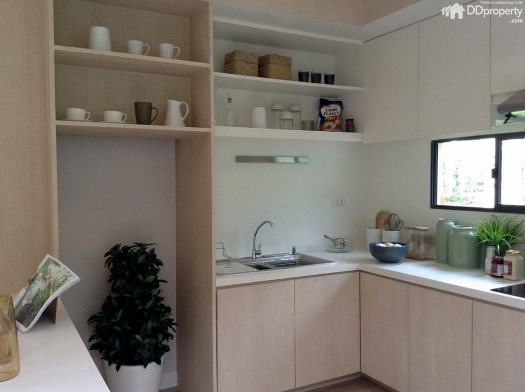 พื้นที่ครัวตกแต่งด้วยครัวบิลท์อินแบบเปิด บ้านจริงเป็นพื้นที่เปล่า เราอาจกั้นแบ่งพื้นที่บริเวณนี้ให้เป็นห้องด้วย ผนังกระจกหรือเอาพาทิชั่นมาบังสายตาได้