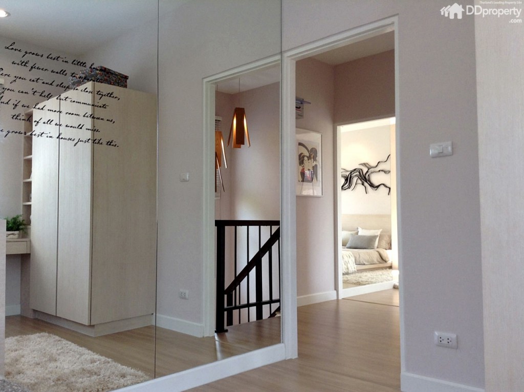 ขึ้นมาชั้นบนเป็นโถงโล่งๆ ซ้ายมือเป็นห้องนอน 3 