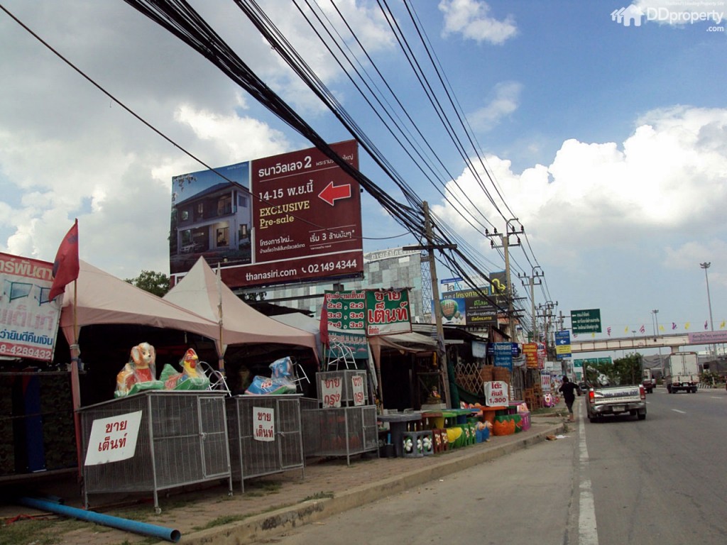 เจอปั้มเอสโซ่ ให้ตรงไป จะเจอสะพานลอย เตรียมชะลอ สังเกตซ้ายมือจะมีป้ายโครงการใหญ่ๆ  