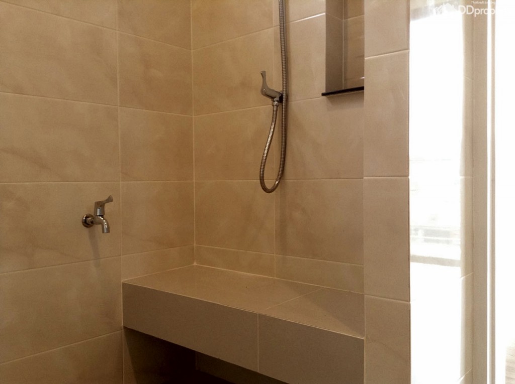 ห้องน้ำในตัวกั้นแบ่งส่วนเปียกแห้งไว้ให้ พร้อมที่นั่งอาบน้ำ