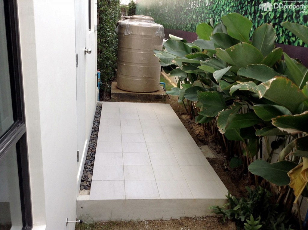 รอบตัวบ้านเหมือนกับแบบที่ 1 และ 2 