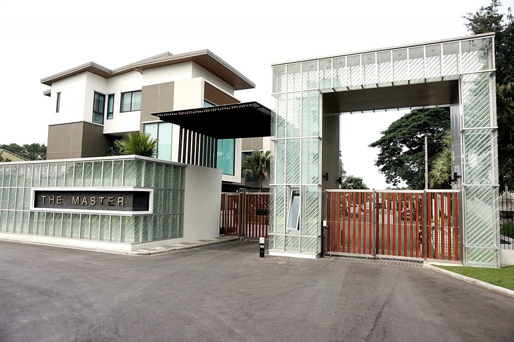 The Master_Exterior2 The Master PicDSC03463-271-002