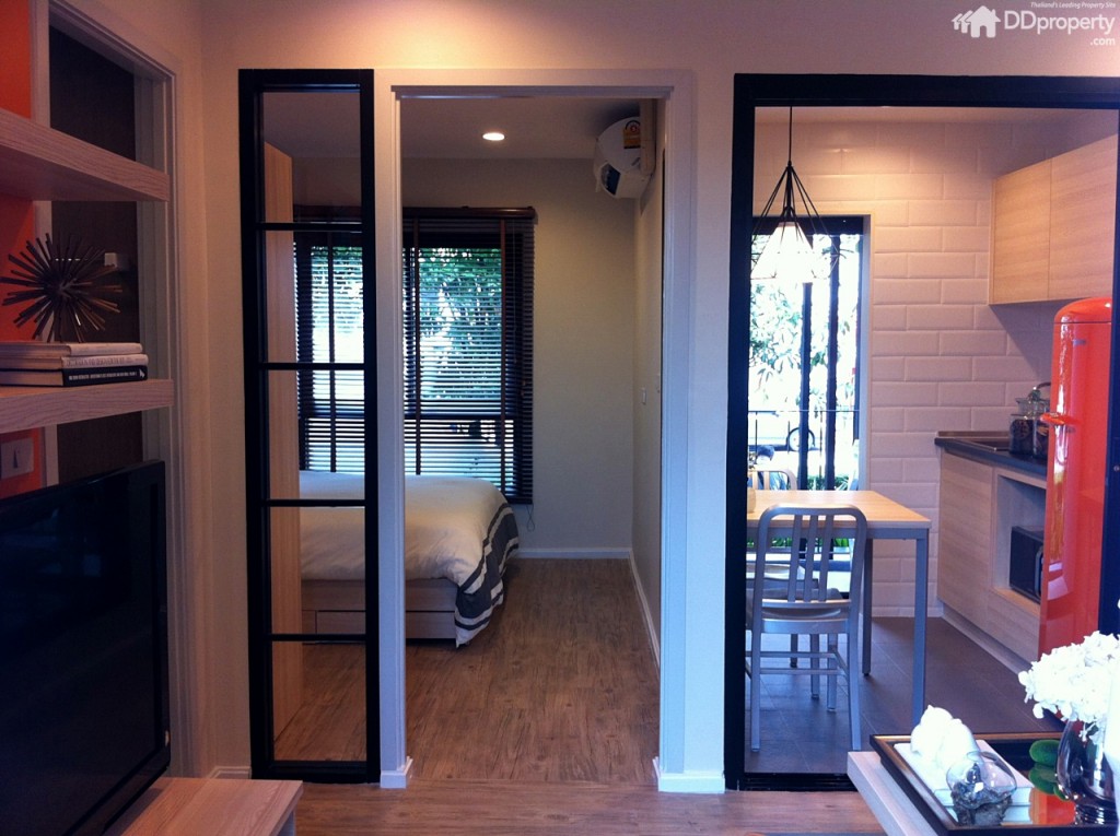 เลย์เอาท์ของห้องเมื่อเปิดประตูเข้าไปในห้อง โดยโซนนั่งเล่นและห้องน้ำจะอยู่ด้านหน้า ขณะที่ห้องครัวอยู่ทางซ้ายและห้องนอนอยู่ทางด้านขวา