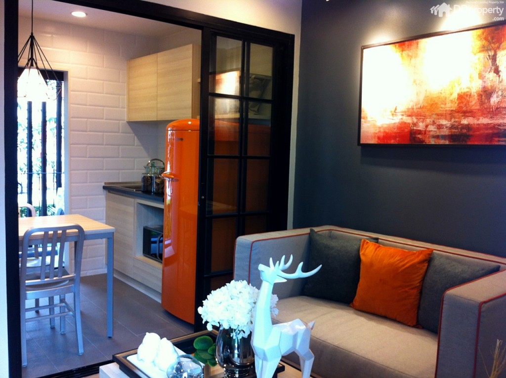 โซนนั่งเล่นอยู่ติดกับห้องครัว ครัวของโครงการเป็นครัวแบบปิด