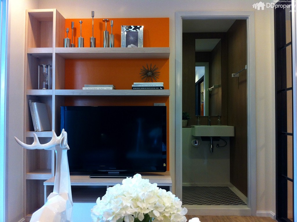 ชั้นวางทีวีและประตูทางเข้าห้องน้ำ