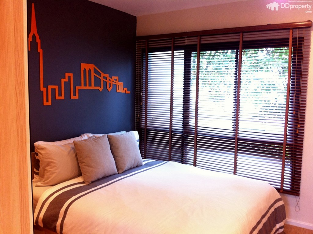 ตัวห้องนอนกรุกระจกบานใหญ่เพื่อให้แสงธรรมชาติเข้าถึงและเพิ่มความโปร่งให้กับห้อง