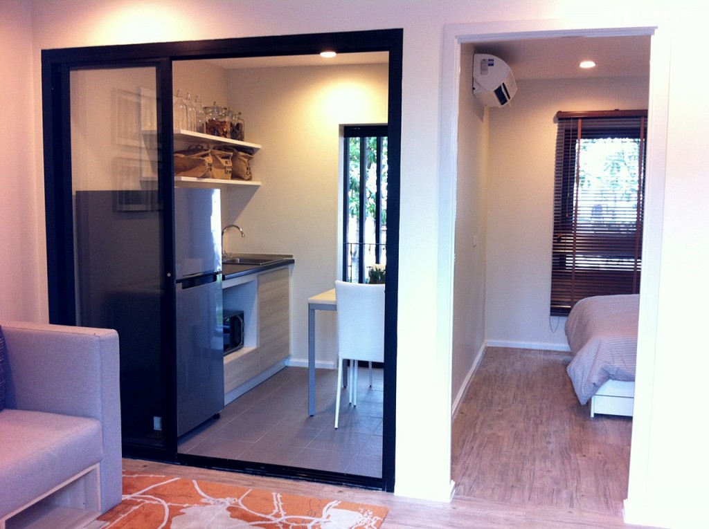 เลย์เอาท์ของห้องเมื่อเปิดประตูเข้าไป โดยโซนนั่งเล่นจะอยู่ด้านหน้า ขณะที่ห้องครัวอยู่ทางซ้ายมือและห้องนอนอยู่ทางด้านขวามือ