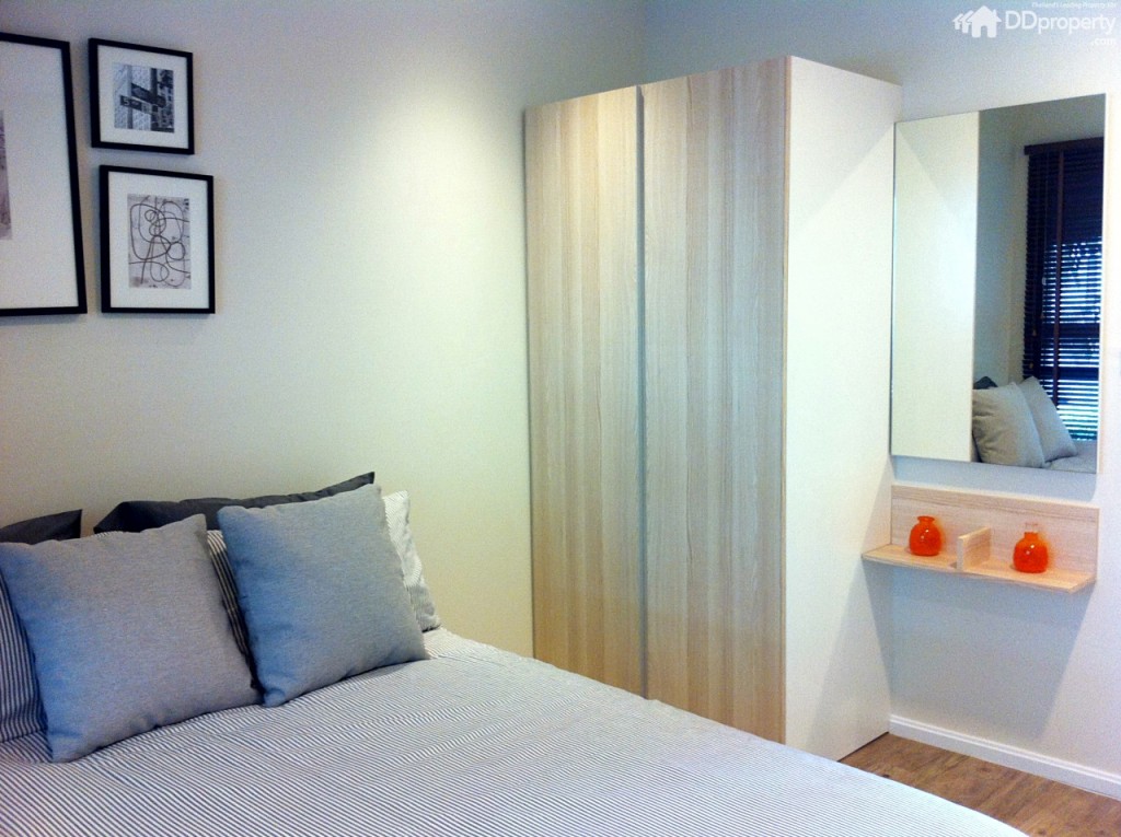 บิลท์อินตู้เสื้อผ้าและโต๊ะเครื่องแป้งภายในห้องนอน