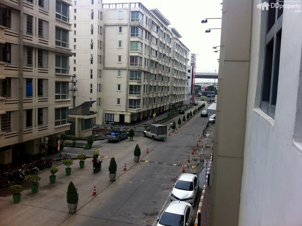 ถนนซอยซึ่งเป็นทางเข้าไปสู่แปลงที่ดินของโครงการ