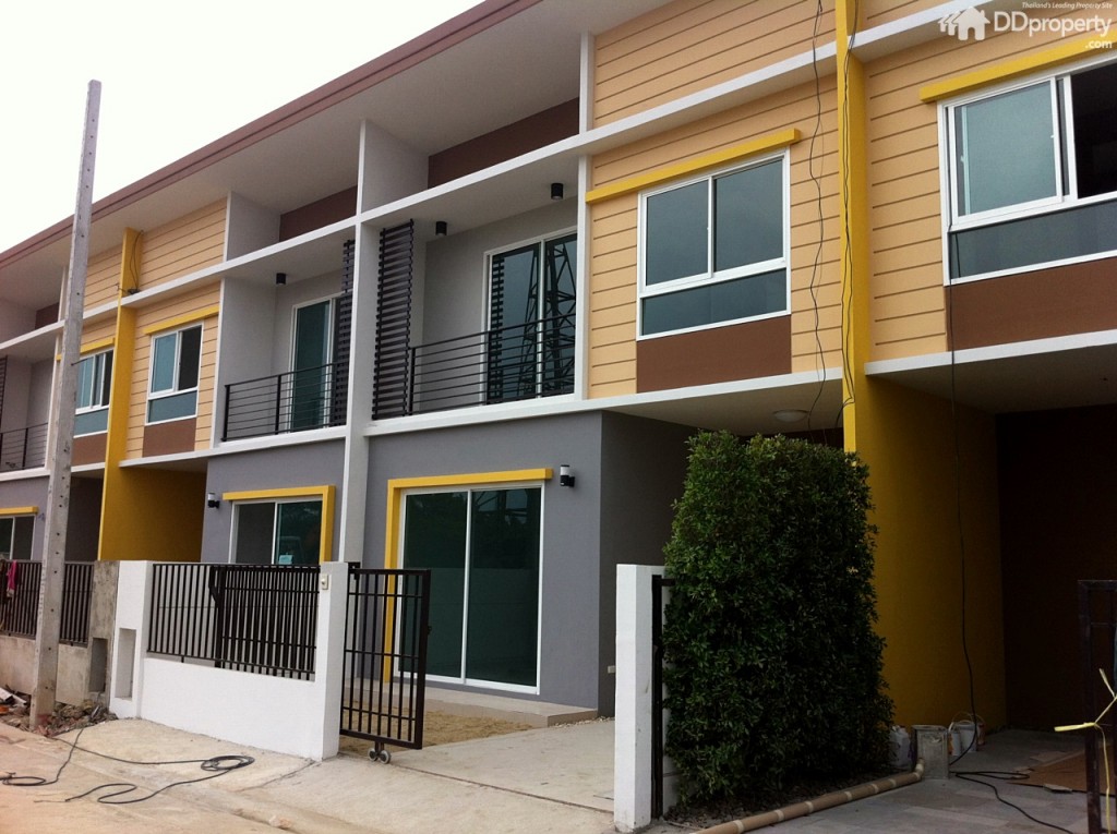 1) ทาวน์โฮม 2 ชั้น หน้ากว้าง 7 เมตร ขนาดที่ดิน 21.85-35.08 ตร.ว. พื้นที่ใช้สอย 123 ตร.ม. 3 ห้องนอน 2 ห้องน้ำ 1 ที่จอดรถ ราคาเริ่มต้น 2.59-3.2 ล้านบาท