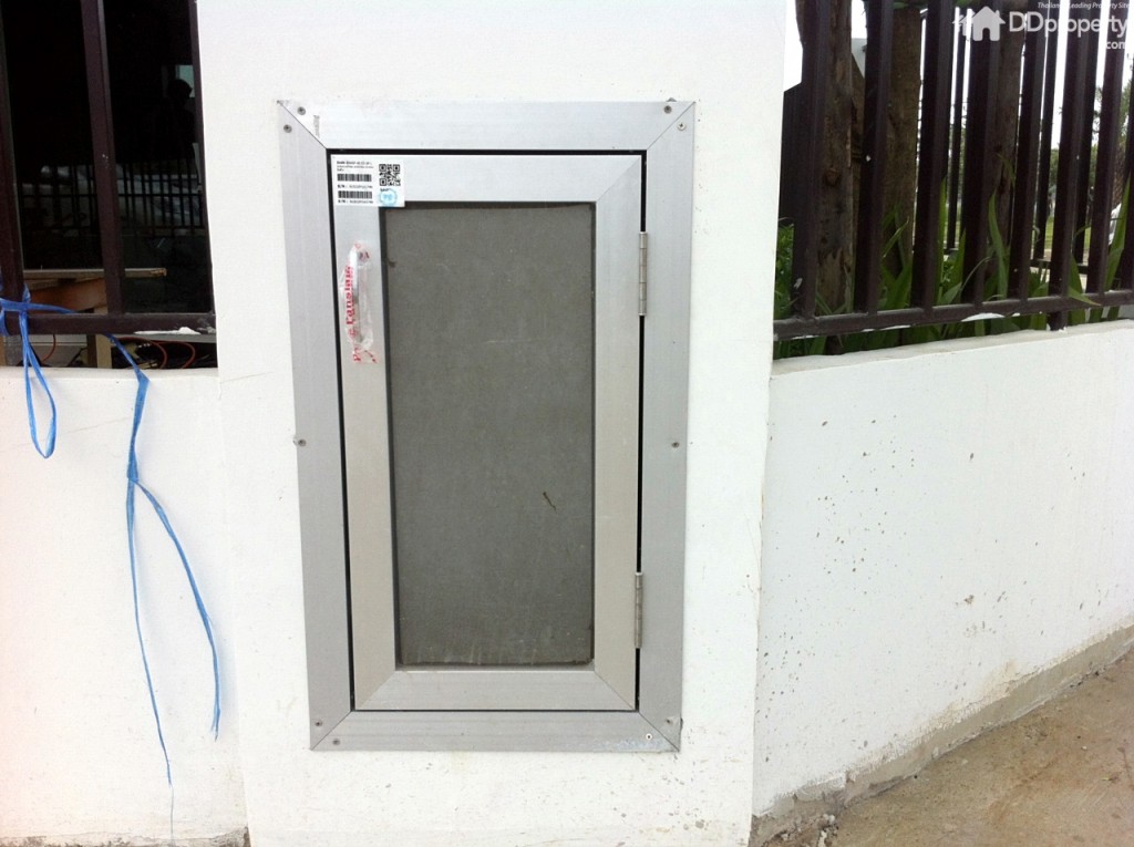 ประตูสำหรับเปิดเก็บขยะตรงมุมด้านข้างของตัวบ้าน