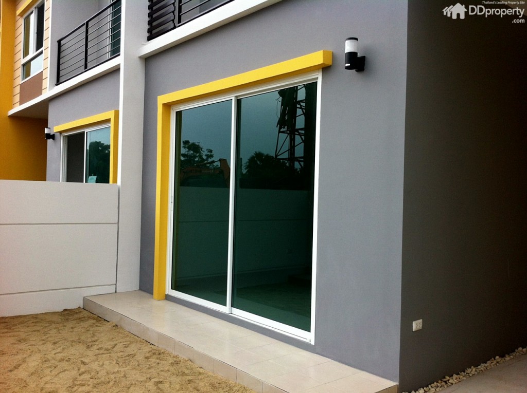 ประตูทางเข้าบ้านเป็นบานเลื่อน 2 ตอน ด้านหน้าโรยทรายซึ่งเจ้าของสามารถปูหญ้าหรือจะเทปูนภายหลังได้