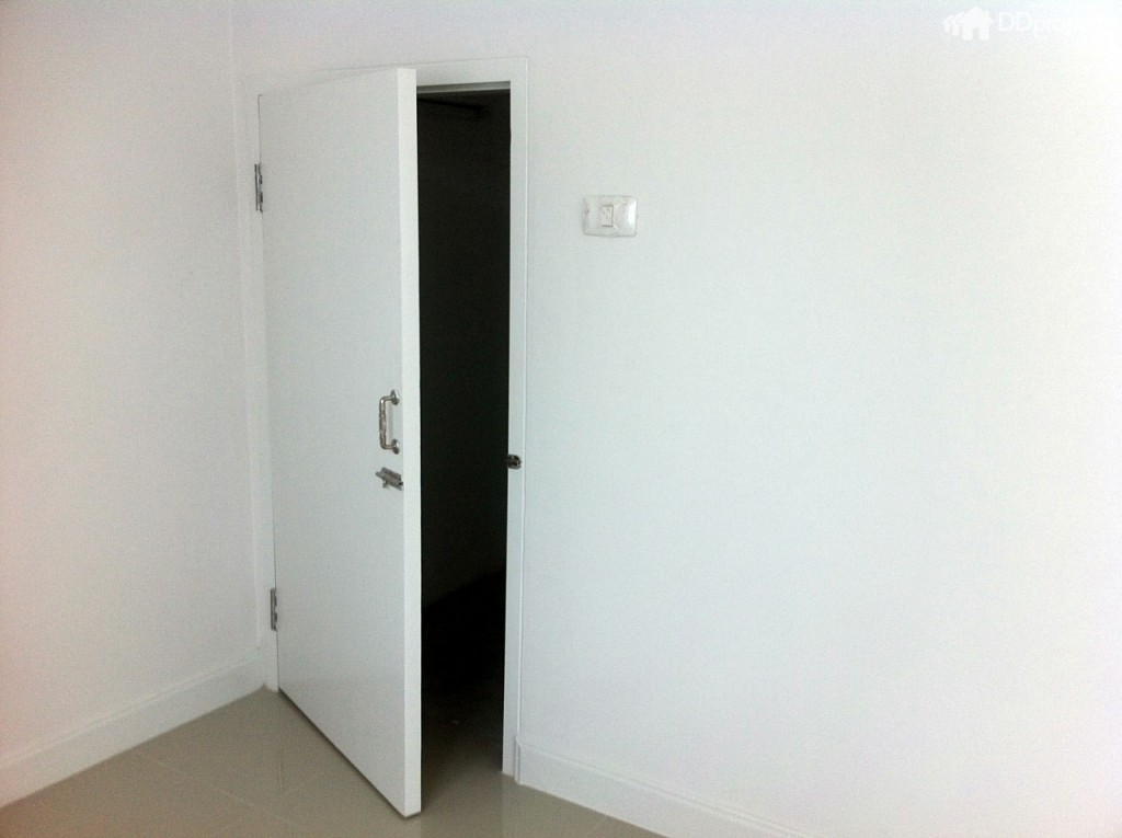 ใต้บันไดเป็นประตูห้องเก็บของ