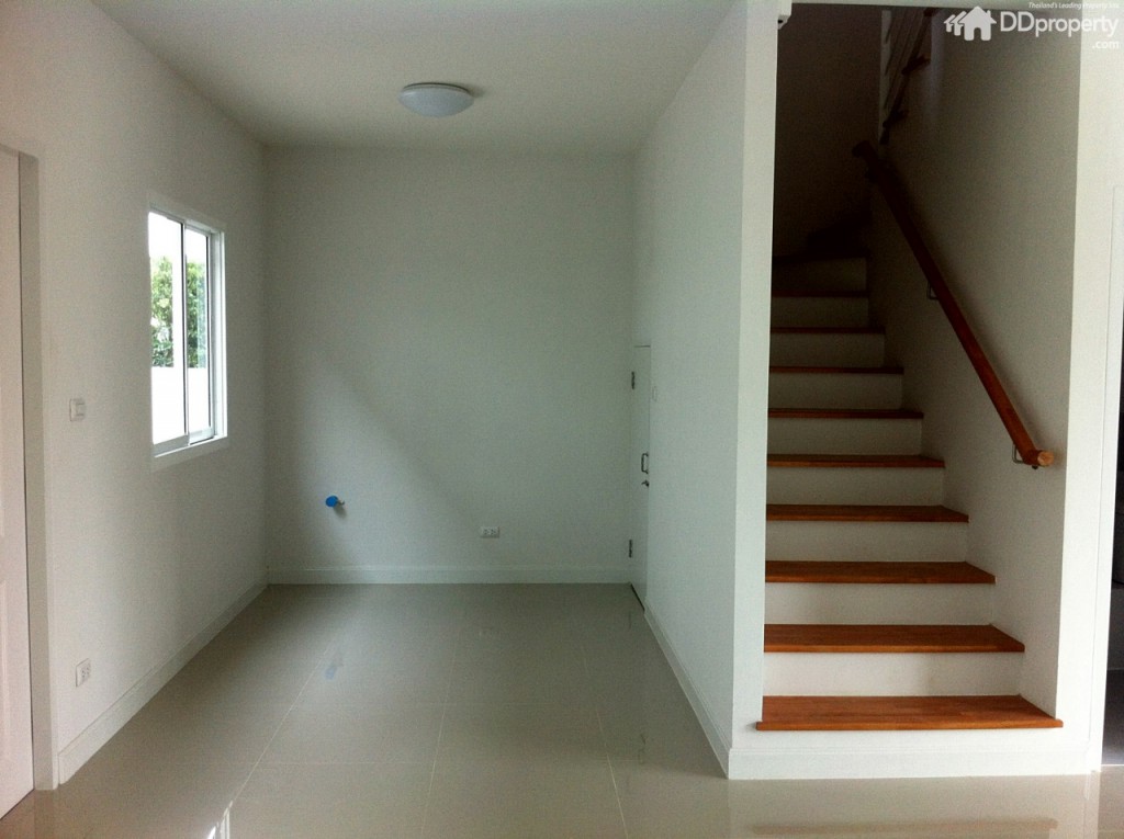 บันไดเป็นบันไดปูนปิดขั้นบันไดด้วยไม้อัดยาง