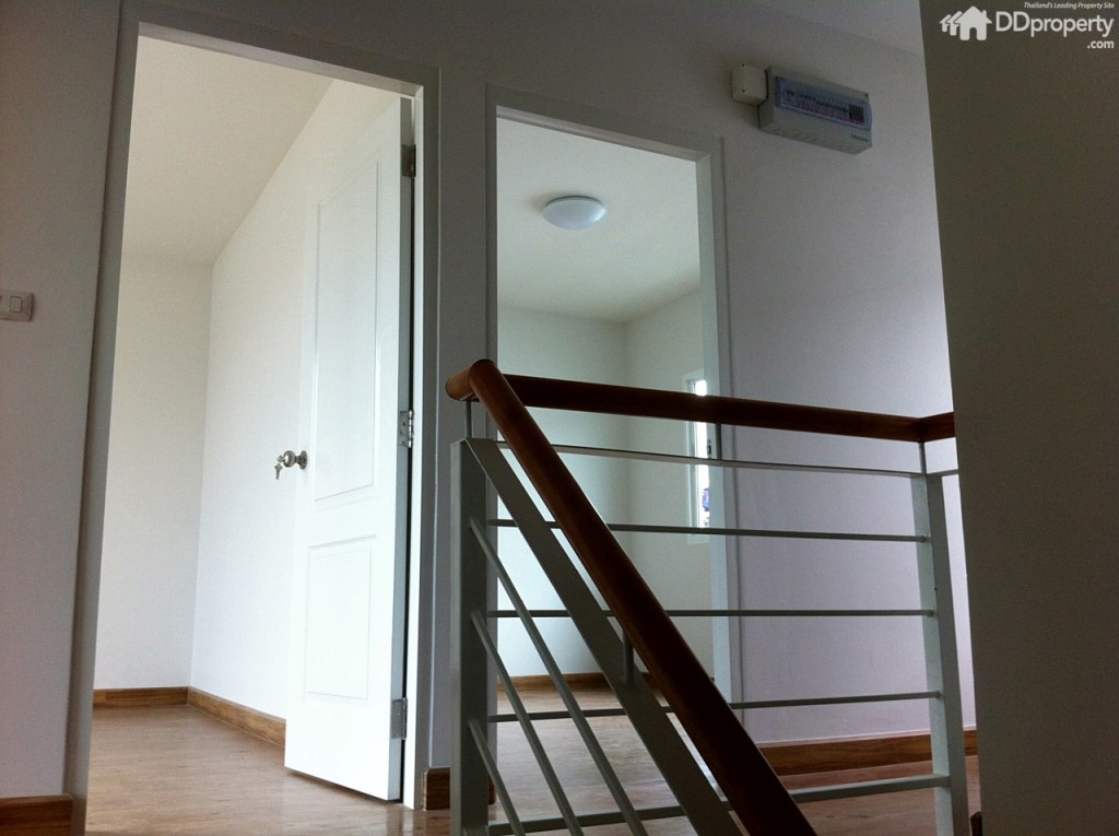 ด้านข้างบันไดมีห้องน้ำ สเปควัสดุได้ตามภาพ พื้นปูกระเบื้องกันลื่น กระจกกรุผนังเซรามิคมีการเจาะช่องแสงระบายอากาศ ส่วนสุขถัณฑ์และก็อกน้ำเป็นของ American Standards