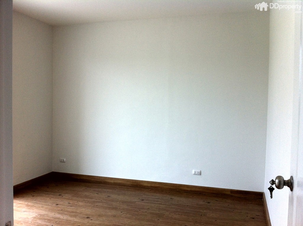 โถงทางเดินบริเวณชั้น 2 มีการเจาะช่องแสงให้แสงธรรมชาติเข้าถึงเพิ่มความโปร่งให้ตัวบ้านด้วย