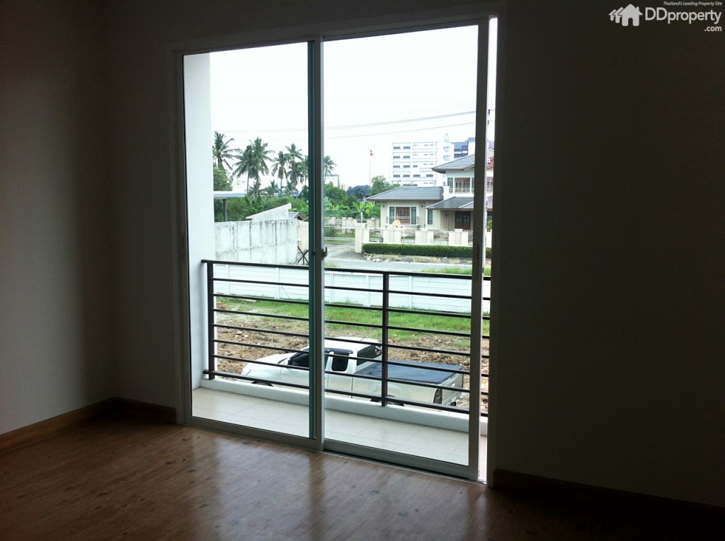 ตัวห้องมีประตูบานเลื่อน 2 ตอนสำหรับเปิดออกไปที่ระเบียงได้