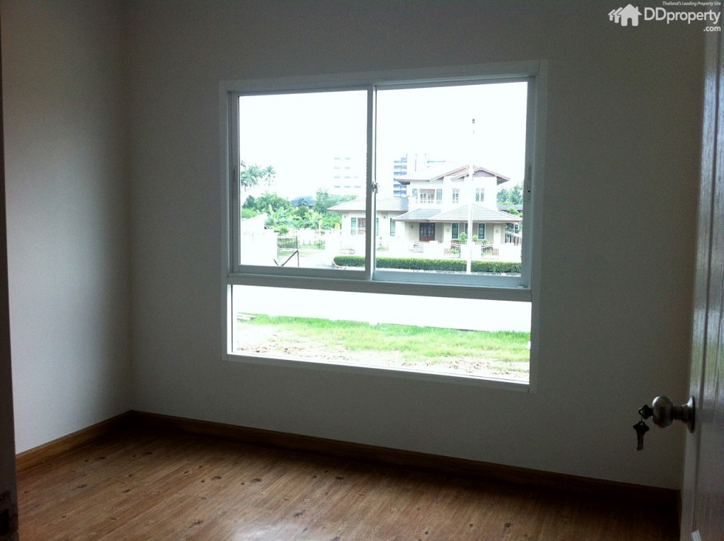 ห้องนอนที่ 2 อยู่บริเวณด้านหน้าของบ้าน กรุกระจกบานใหญ่ตามที่เห็นในภาพ