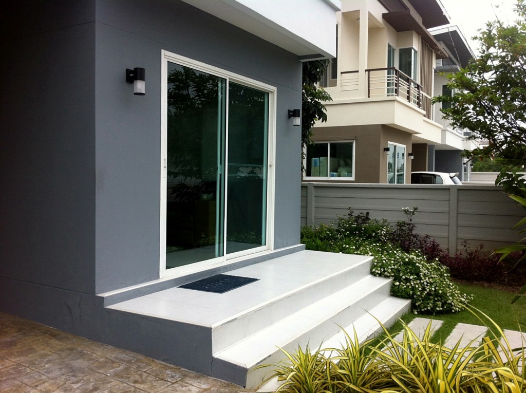 ประตูทางเข้าด้านหน้าเป็นบานเลื่อน 2 ชั้น ทางขึ้นก่อบันไดไว้ตามภาพ