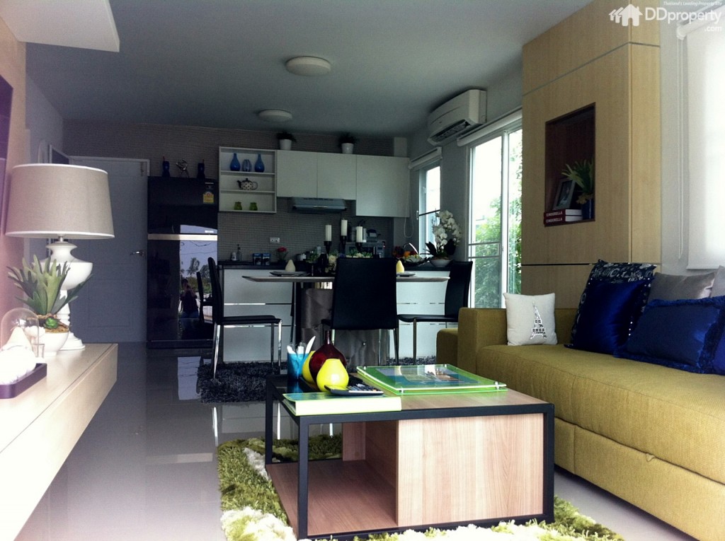เลย์เอาท์ของบ้านเมื่อเปิดประตูเข้าไปด้านใน พื้นที่แรกที่เห็นคือห้องนั่งเล่น ตามด้วยโต๊ะทานอาหารและห้องครัว