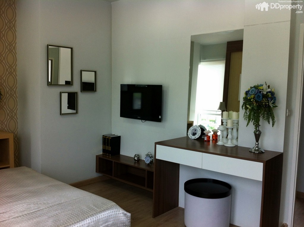 โต๊ะเครื่องแป้งและชั้นวางทีวีในห้องนอนใหญ่