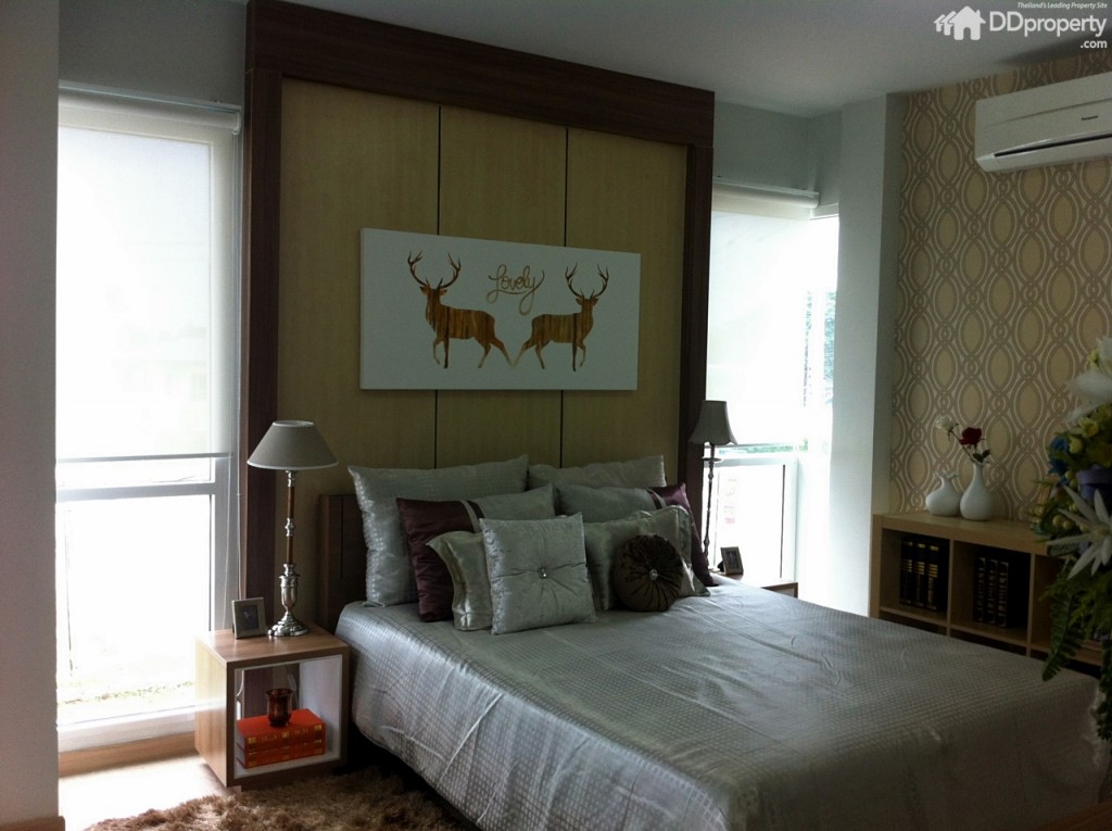 ด้านข้างเตียงออกแบบเป็นช่องแสงทั้งสองข้าง