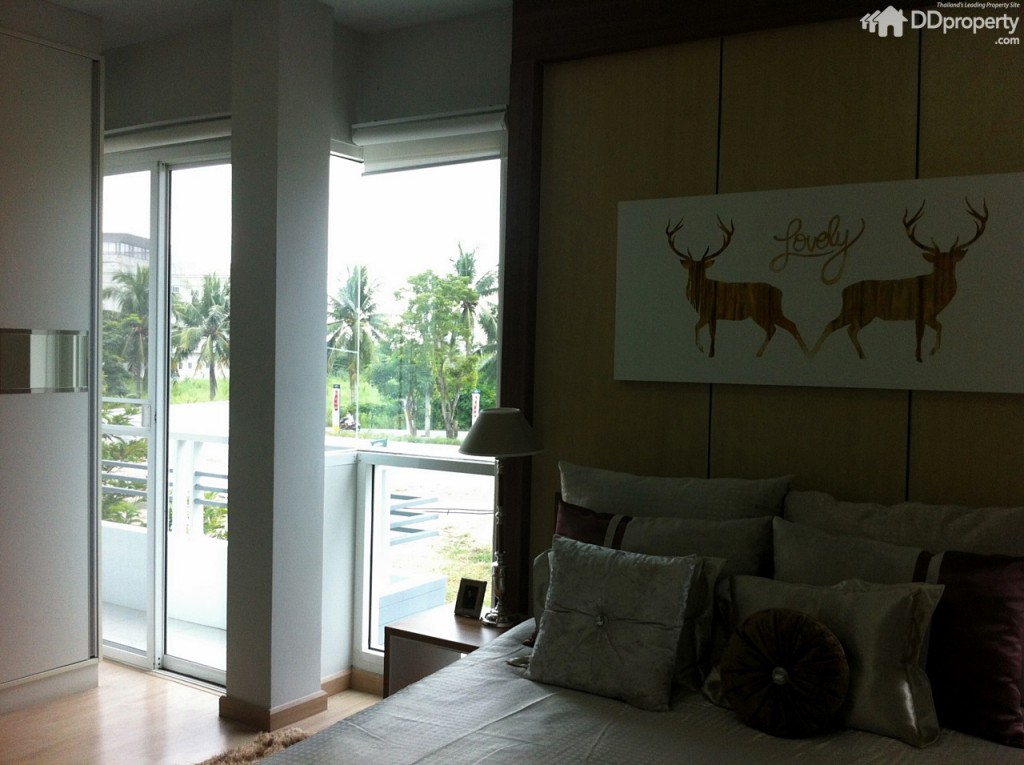 มีประตูออกไปสู่ระเบียง กระจกเป็นแบบเข้ามุมเพื่อเพิ่มความโปร่งให้กับห้อง