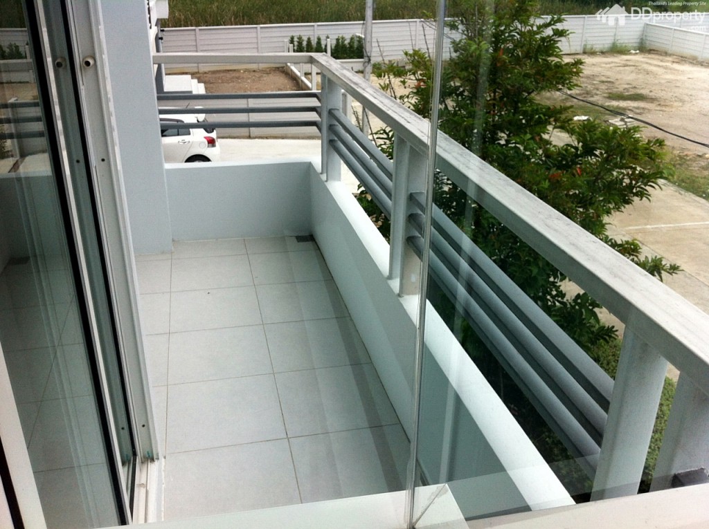 ระเบียงด้านนอกให้พื้นที่ค่อนข้างกว้าง
