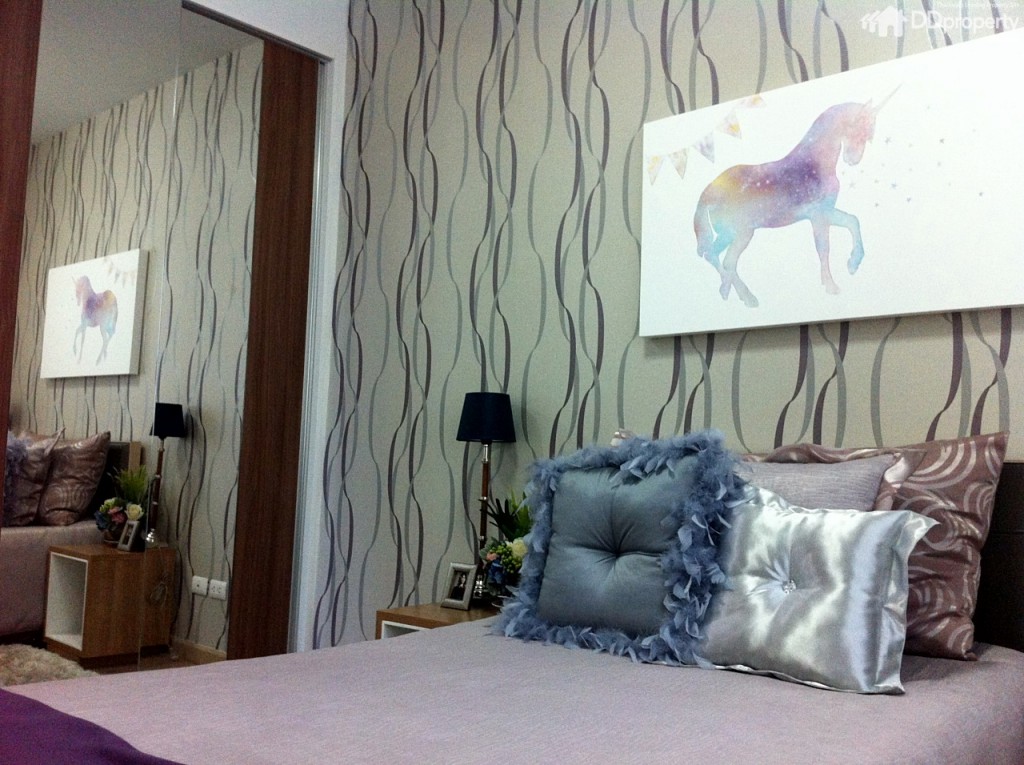 บรรยากาศในห้องนอนรอง ติดหน้าต่างบานใหญ่เพื่อความโปร่ง