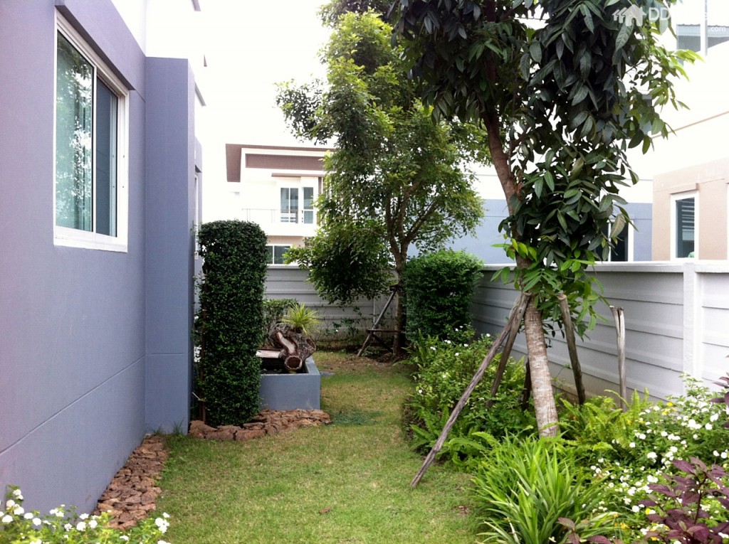 พื้นที่สวนด้านข้างของตัวบ้าน
