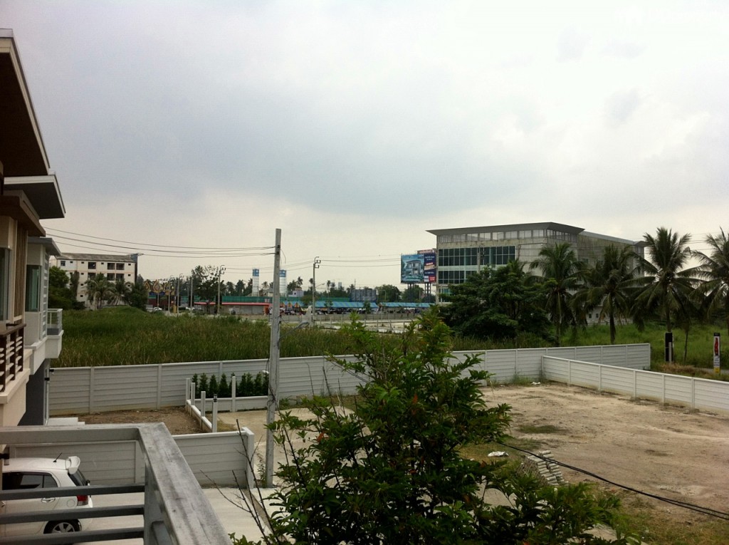 บริเวณหน้าปากซอยทางเข้าโครงการ