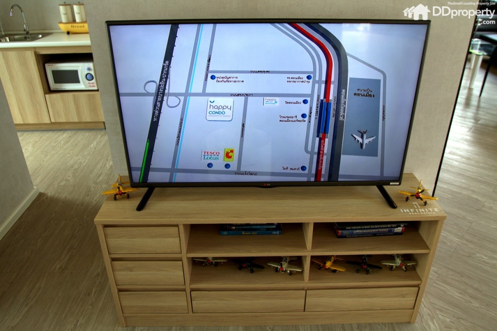 ชั้นวางทีวีเป็นเฟอร์นิเจอร์บิลท์อินที่แถมมาพร้อมกับห้อง